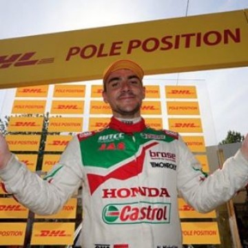#WTCC @nmichelisz put in a sensational lap record-breaking charge in @fia_wtcc qualifying to secure the DHL pole position for the Main Race at WTCC Race of Portugal tomorrow (Sunday)