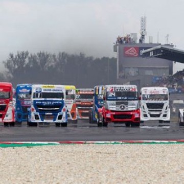 #ETRC Norbert Kiss doubled up on his weekend wins at @slovakia_ring on Sunday as he collected another maximum score to add to his Saturday success
#Truck #SlovakiaRing #motorsport #racing