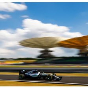 #F1 @lewishamilton led the way in second practice for the #MalaysianGP ahead of @mercedesamgf1 teammate @nicorosberg
#formulaone #formula1 #MalaysianGP #Lewis #Hamilton #Mercedes #Sepang