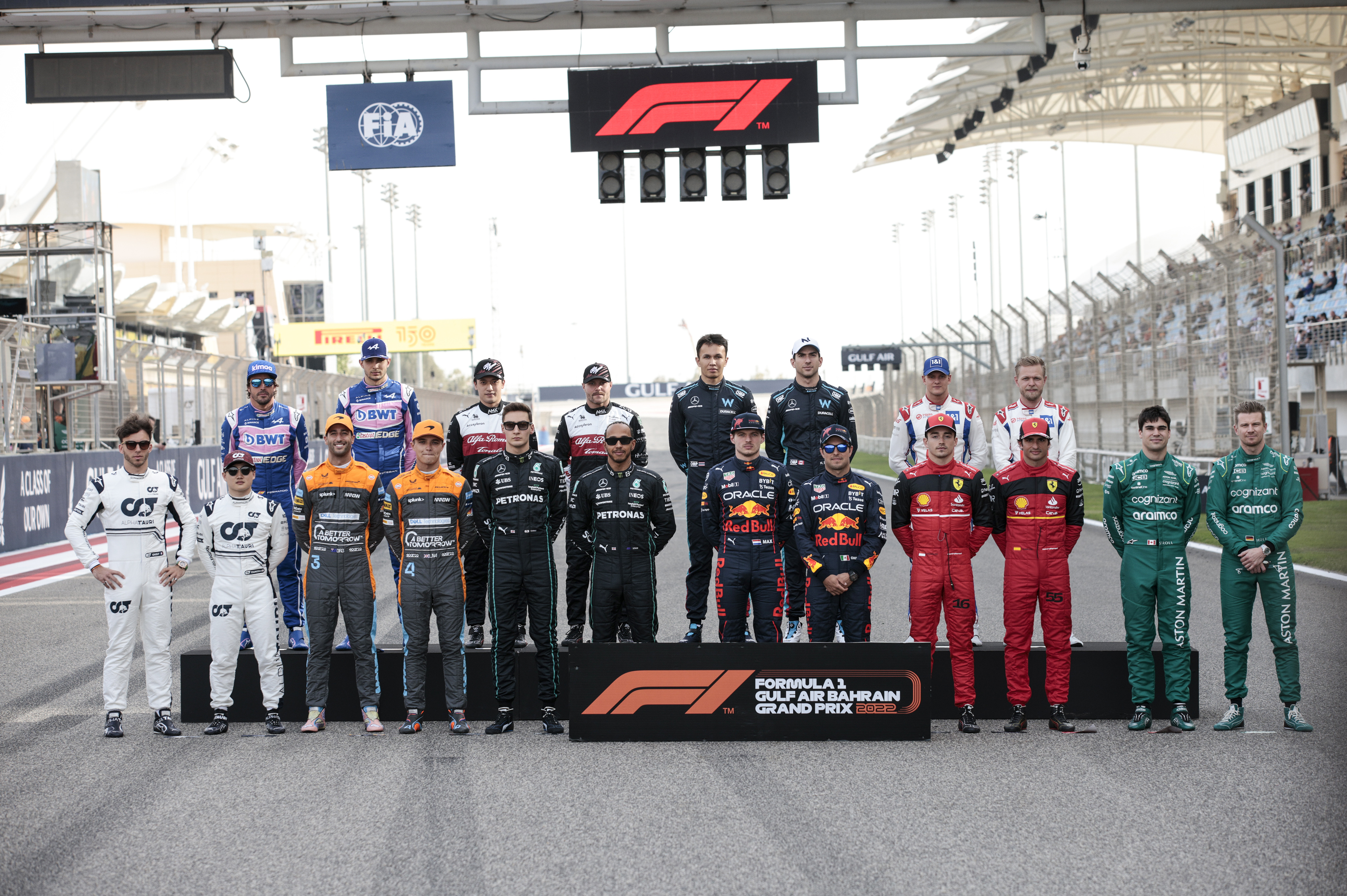Команды ф 1. F1 2022 Bahrain Grand prix. Гонщики ф1 2022. Алонсо ф1. Макс Ферстаппен ф1 2023.