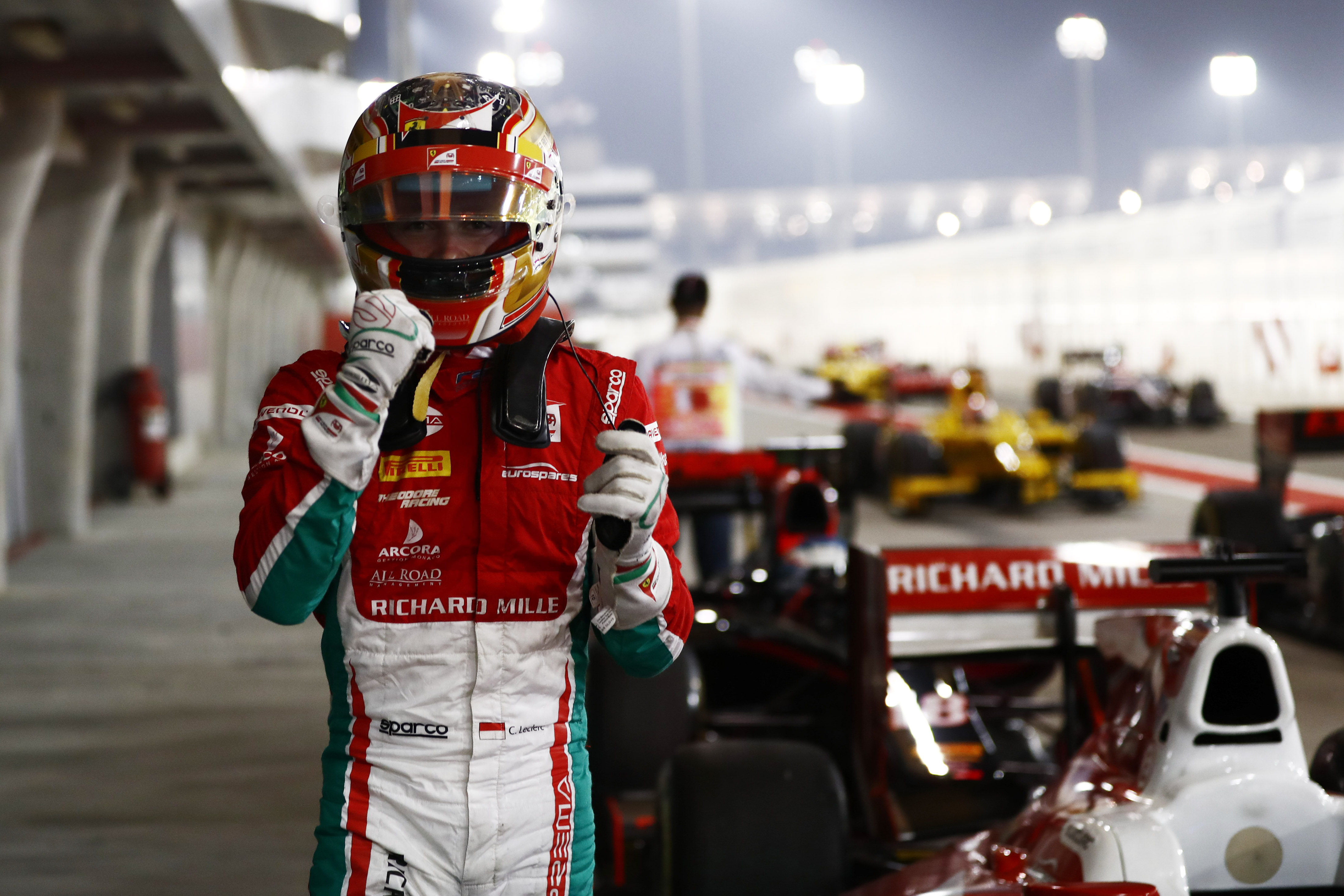 Charles Leclerc célèbre son excellent week-end à Bahreïn, en GP2, avec Prema. C'était en 2017.