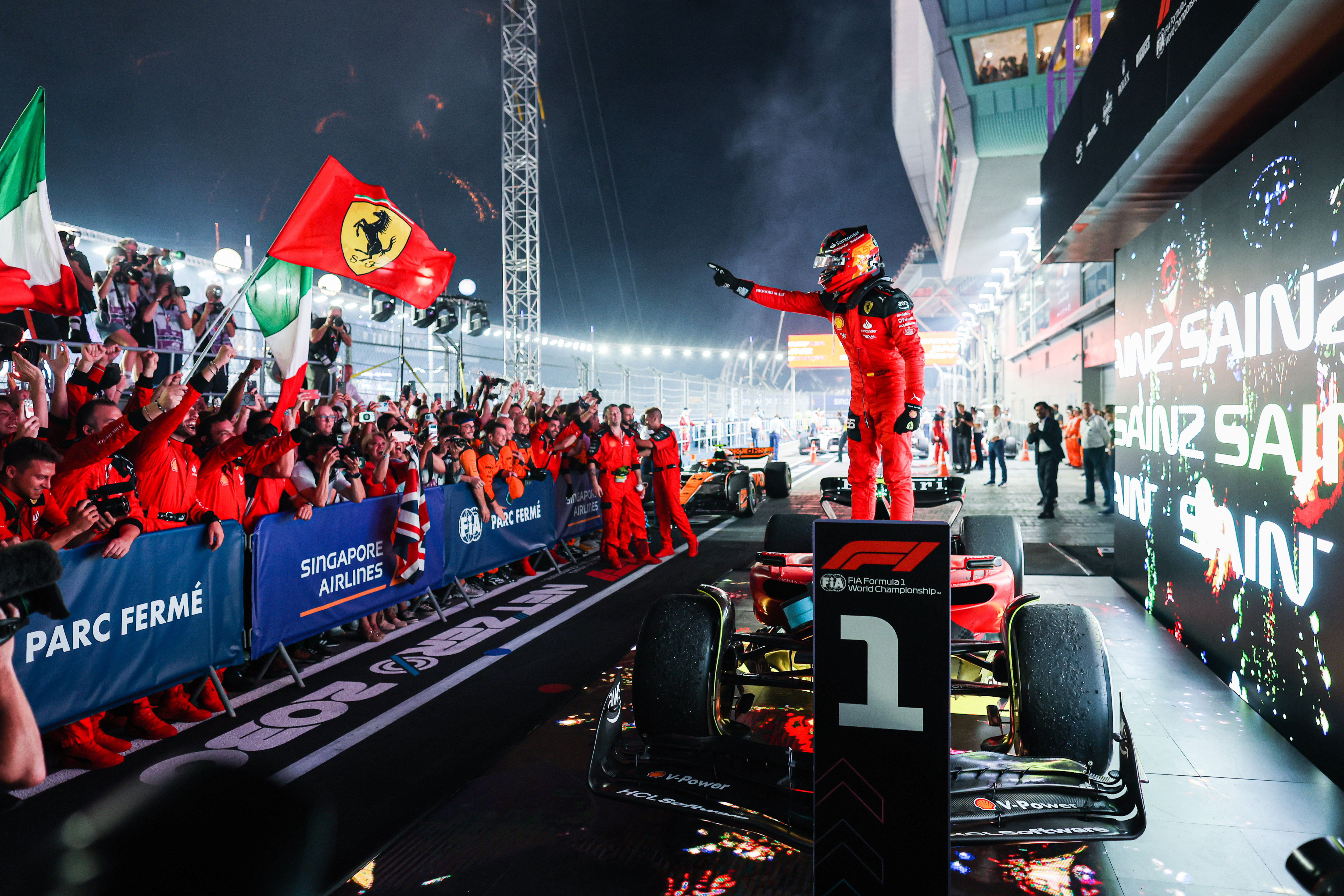 F1- Carlos Sainz takes victory in Singapore to break Red Bull winning streak Federation Internationale de lAutomobile