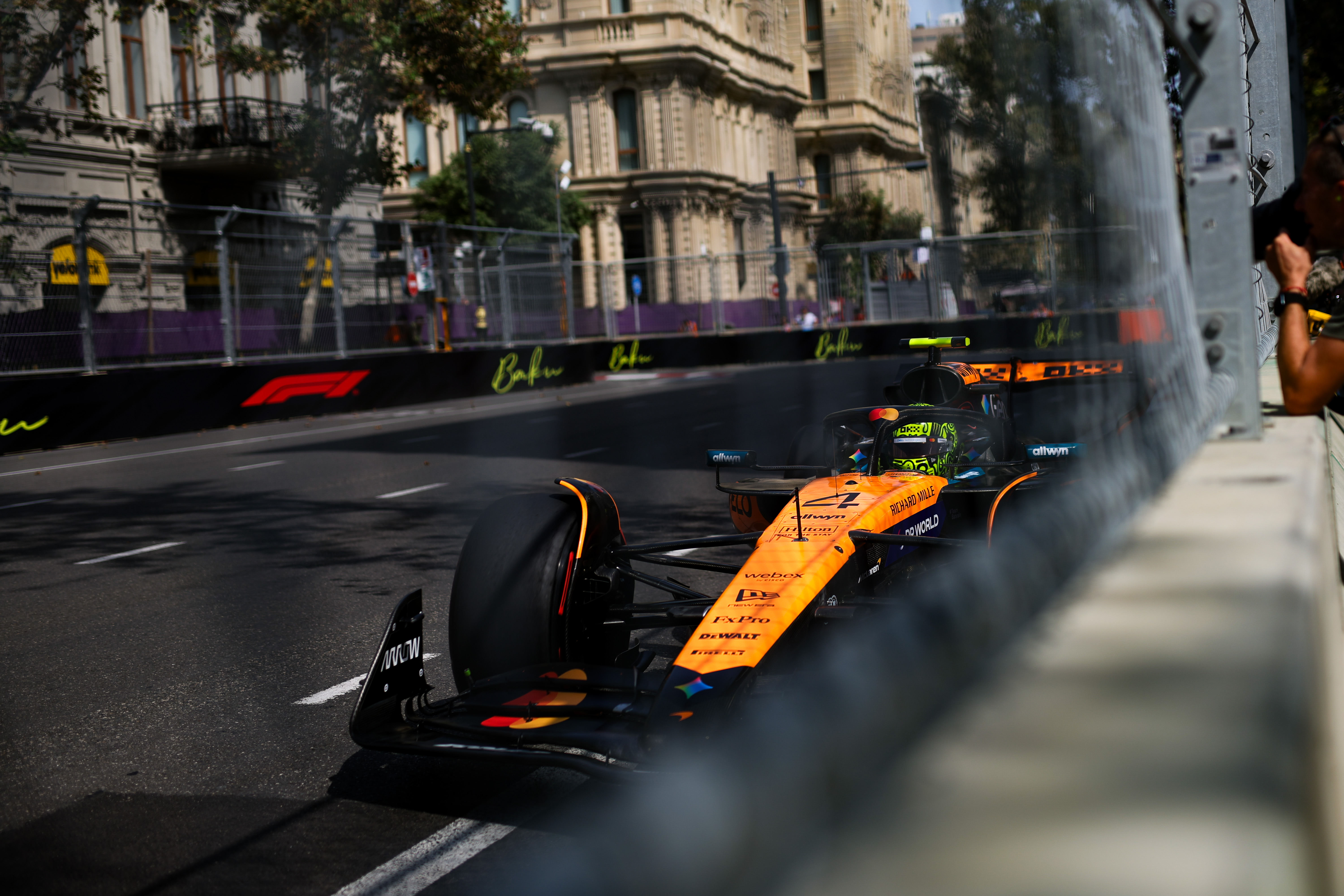 バクーFP1：ランド・ノリスが赤旗中断の中、圧倒的なトップタイム