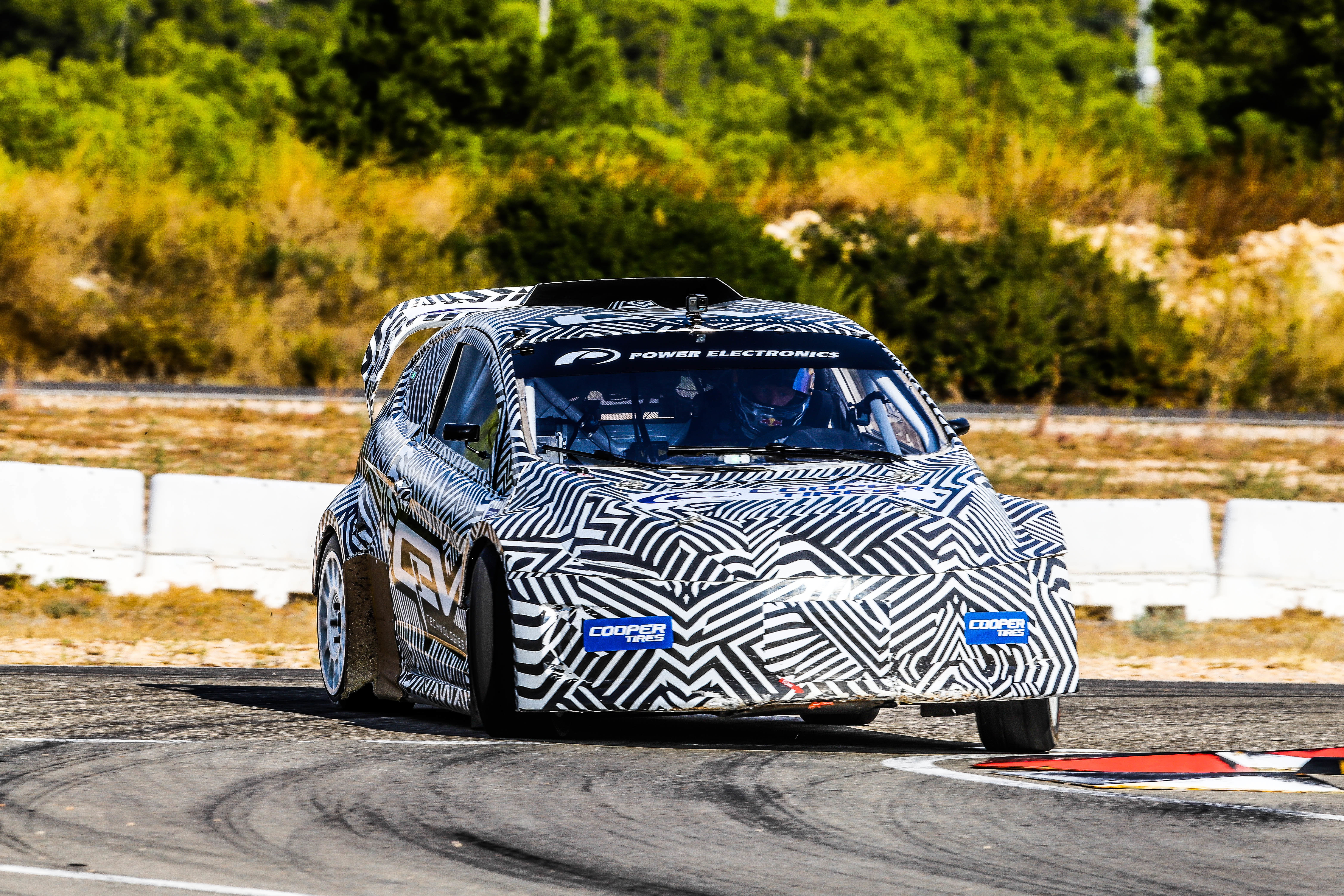 Xe Rac1 FIA RX2e race car draws attention on international track debut ...