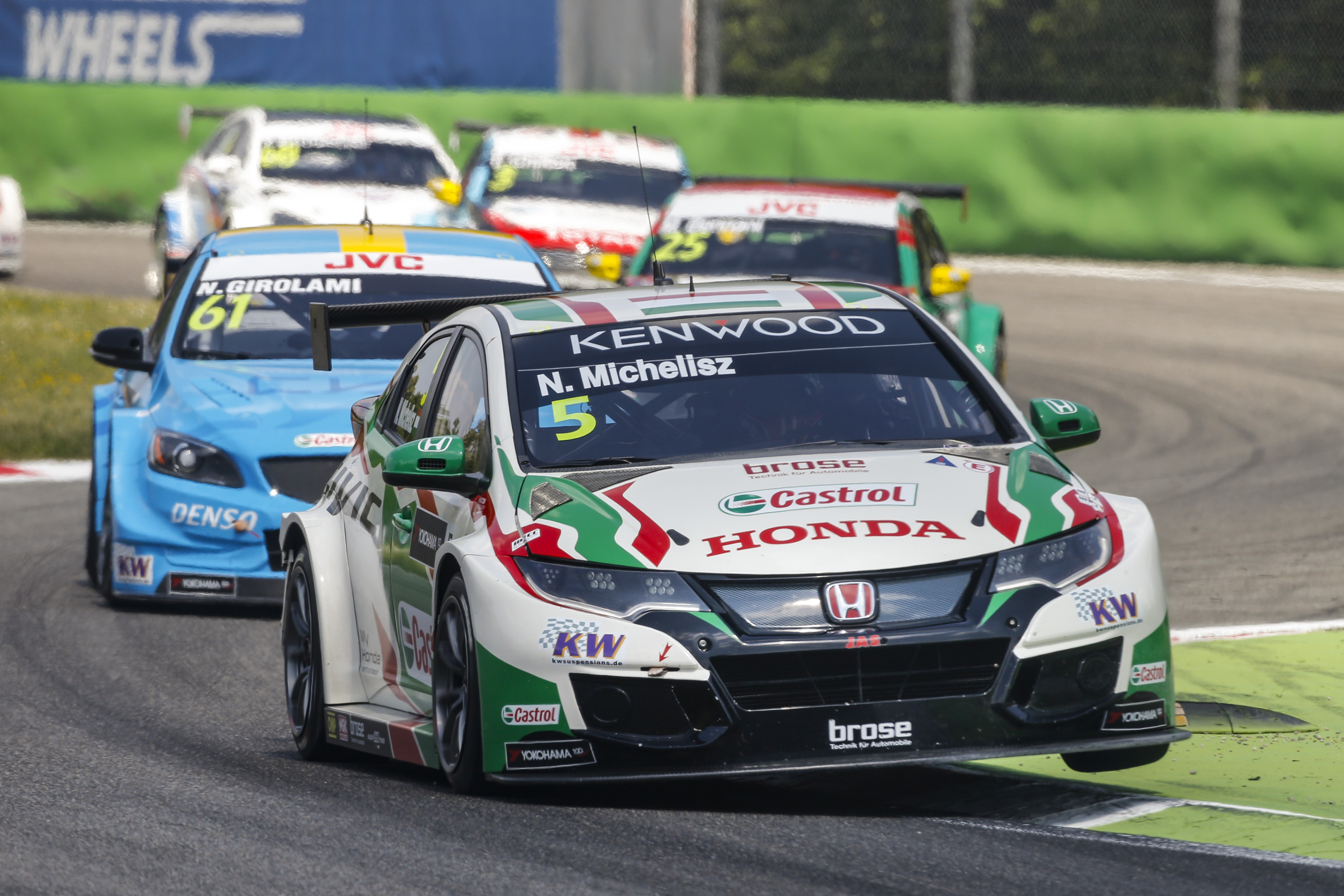 Civic Type R TCR leads WTCR standings into Portuguese street fight