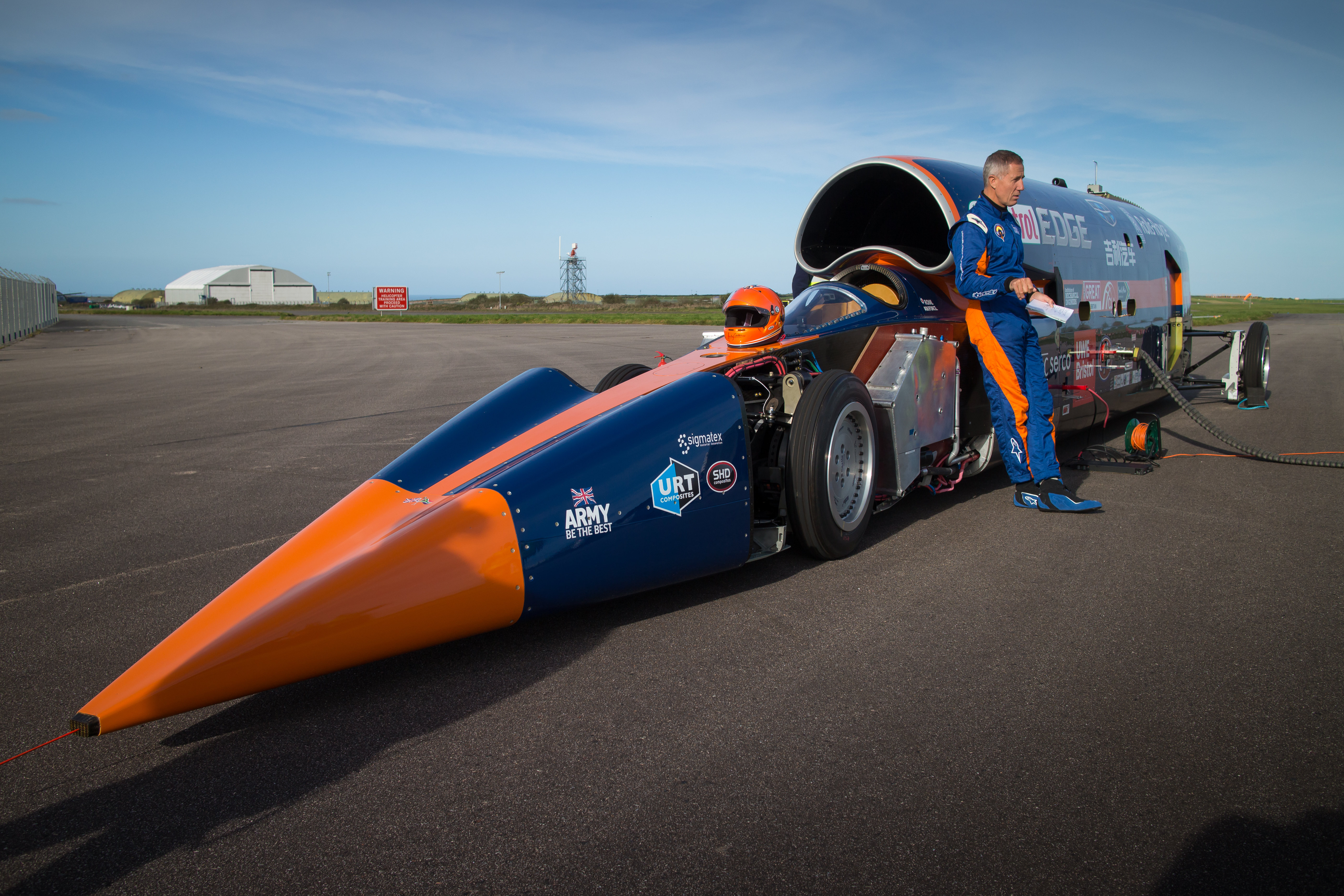 720 километров в час. Сверхзвуковая машина Bloodhound SSC. Bloodhound SSC рекорд скорости. Реактивный Болид Bloodhound SSC. Гиперкар Bloodhound SSC.