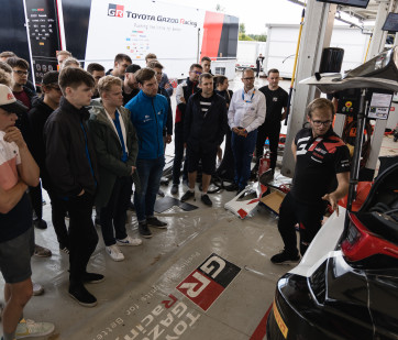 2022 WRC - Rally Estonia - FIA Education Program - Estonian students visiting the Toyota team at the Tartu service park (photo credit: Rally Estonia) 