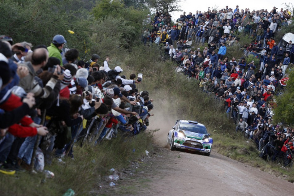 Dani Sordo and the crowd in Rally Argentina 2012