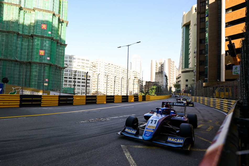 Luke Browning has claimed pole position for the FIA Formula 3 World Cup Qualification Race