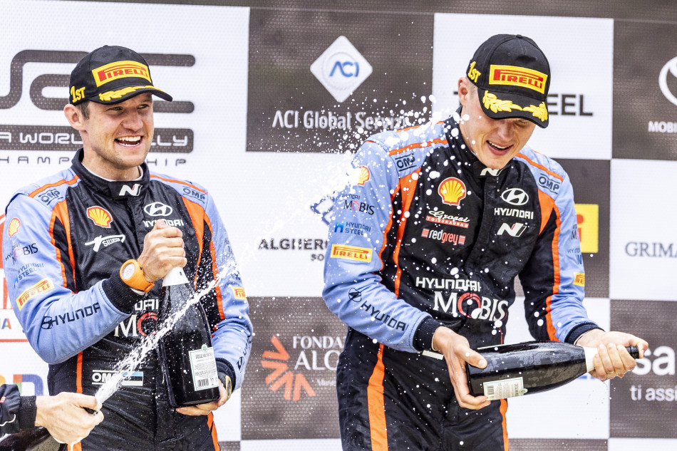 2022 WRC - Rally Italia Sardegna - Ott Tänak/Martin Järveoja, Hyundai Shell Mobis WRT - Final event podium (photo: Nikos Katikis / DPPI)