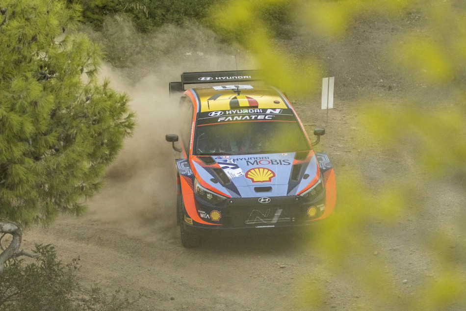 WRC – Neuville toma el relevo en Acropolis tras el retiro de Loeb