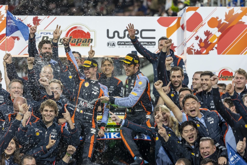 2022 WRC - Rally Japan - Thierry Neuville, Martijn Wydaeghe and the Hyundai Shell Mobis WRT team at the final podium (Nikos Katsikis / DPPI)