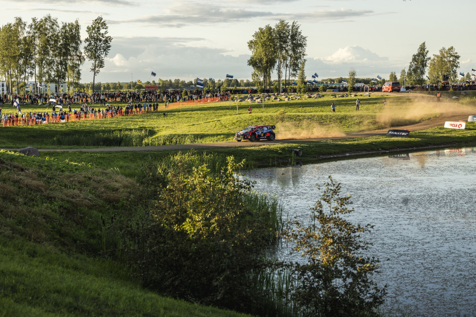 Thierry Neuville and Martijn Wydaeghe were on top in Estonia on Friday morning