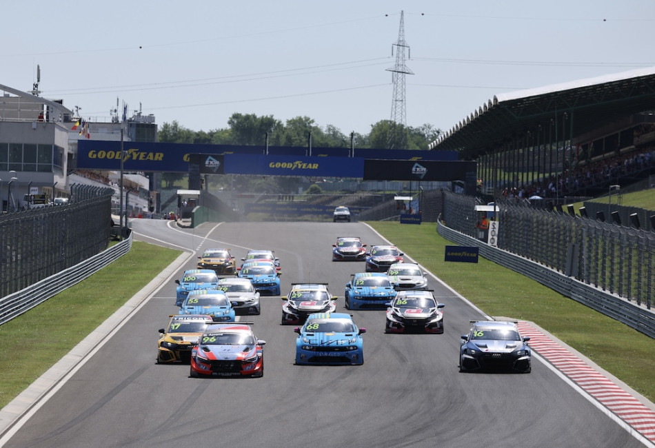 Mikel Azcona leads the field into Turn 1 at WTCR Race of Hungary