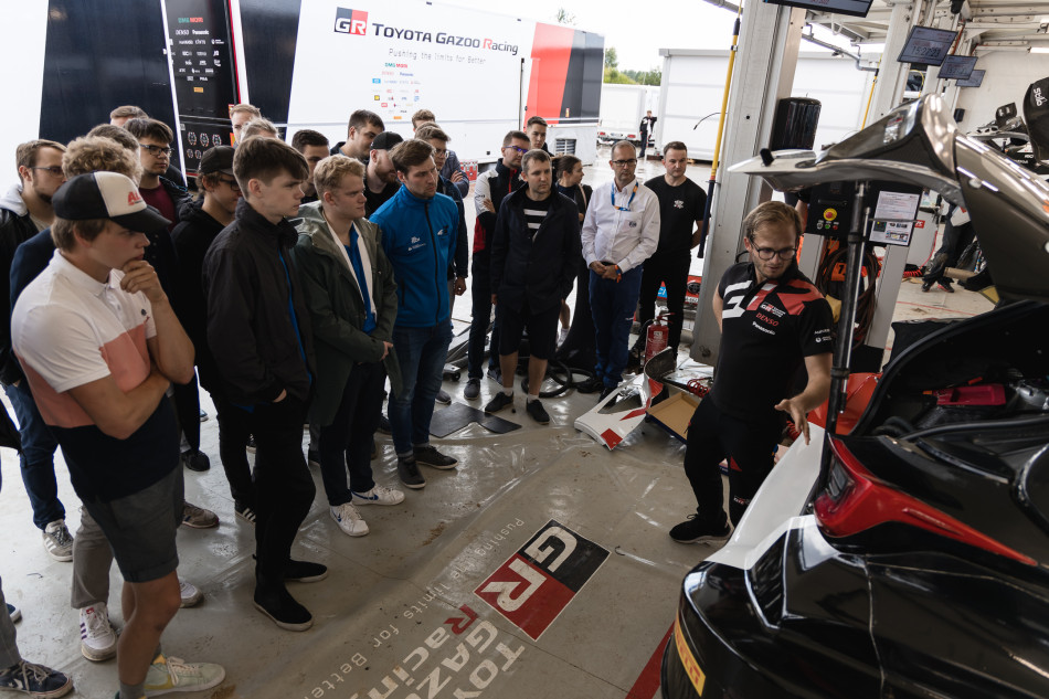 2022 WRC - Rally Estonia - FIA Education Program - Estonian students visiting the Toyota team at the Tartu service park (photo credit: Rally Estonia) 