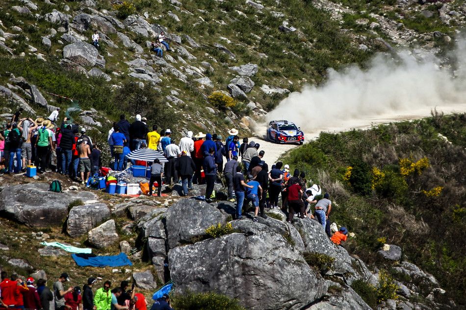 WRC – Neuville closes on Portuguese victory