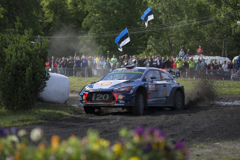 WRC – TROUBLE FOR THE LEADING TRIO BUT NEUVILLE & TÄNAK BATTLE ON