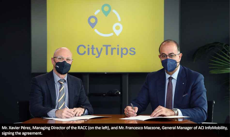 Mr. Xavier Pérez, Managing Director of the RACC (on the left), and Mr. Francesco Mazzone, General Manager of ACI InfoMobility, signing the agreement.