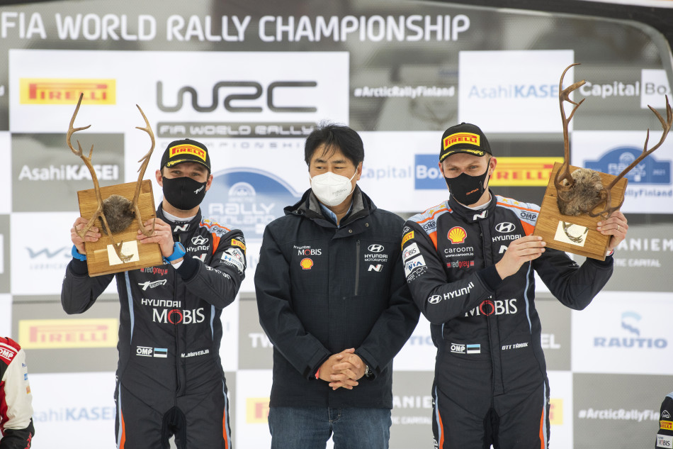 2021 WRC - Arctic Rally Finland - M. Järveoja (left), Hyundai Motorsport representative (middle), O. Tänak (right) - Photo Jaanus Ree / Red Bull Content Pool