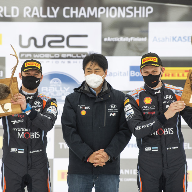 2021 WRC - Arctic Rally Finland - M. Järveoja (left), Hyundai Motorsport representative (middle), O. Tänak (right) - Photo Jaanus Ree / Red Bull Content Pool