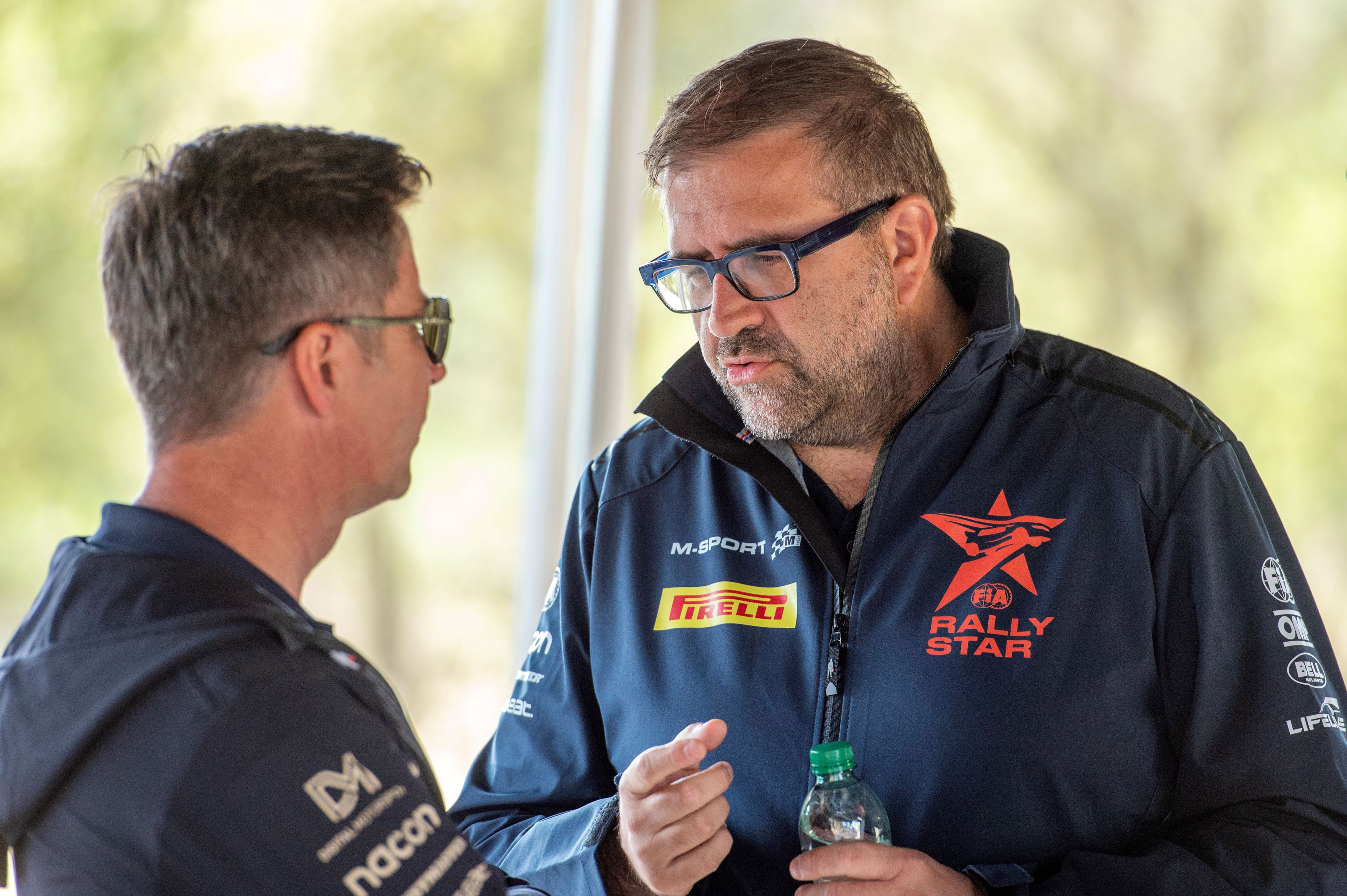 Il capo del progetto FIA Rally Star, Jerome Rossell, parla con il CEO di M-Sport Poland, Maciej Woda