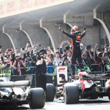 #F1 - We hope you will run the upcoming week like @danielricciardo ran #ChineseGP! #motivationmonday
