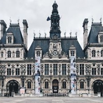From 23 to 29 April, two 23-meter banners featuring the #3500lives campaign are being displayed on the facade of Paris City Hall to promote #RoadSafety messages to the general public